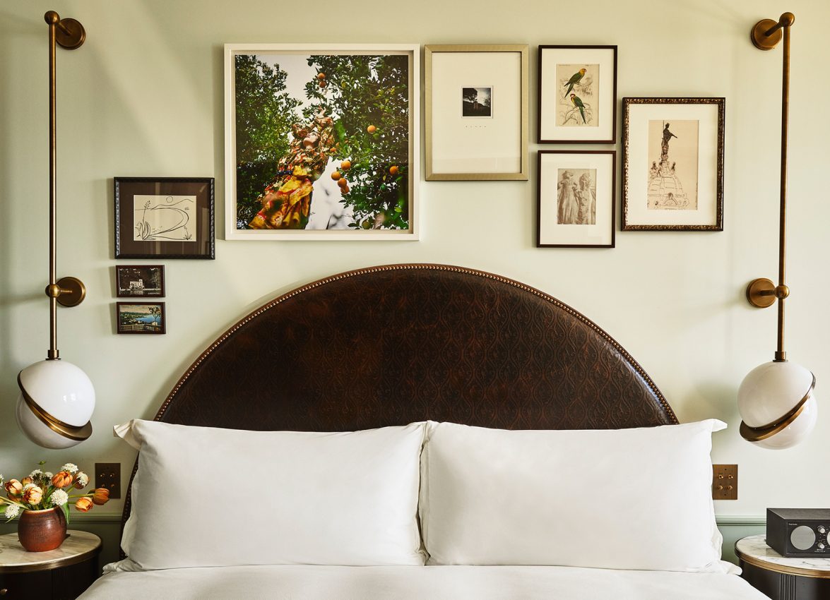 A comfortable looking bed in a hotel suite at Per La