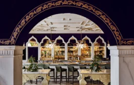 A luxurious bar with purple velvet walls and gold trim at Ristorante Per L'Ora in downtown Los Angeles.